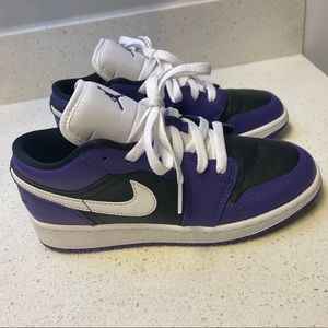 Nike low dunks—4Y boys. Worn twice, great condition! (No box)